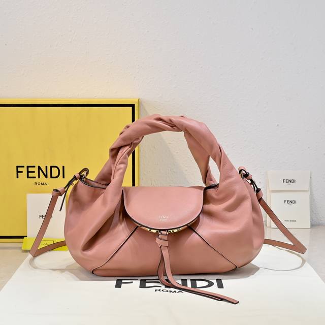 出货 现货实拍型号001,Fend! Spy小号手袋的设计别具一格,是对在2005春夏时装秀上亮相的著名Fendi It手袋的现代全新诠释。手袋的命名灵感源自其 出货 现货实拍型号001,Fend! Spy小号手袋的设计别具一格,是对在2005春夏时装秀上亮相的著名Fendi It手袋的现代全新诠释。手袋的命名灵感源自其