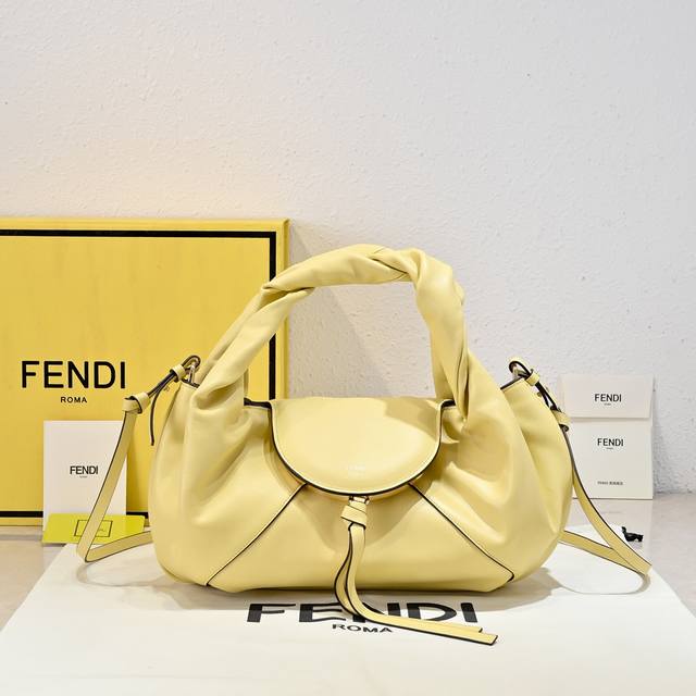 出货 现货实拍型号001,Fend! Spy小号手袋的设计别具一格,是对在2005春夏时装秀上亮相的著名Fendi It手袋的现代全新诠释。手袋的命名灵感源自其 出货 现货实拍型号001,Fend! Spy小号手袋的设计别具一格,是对在2005春夏时装秀上亮相的著名Fendi It手袋的现代全新诠释。手袋的命名灵感源自其