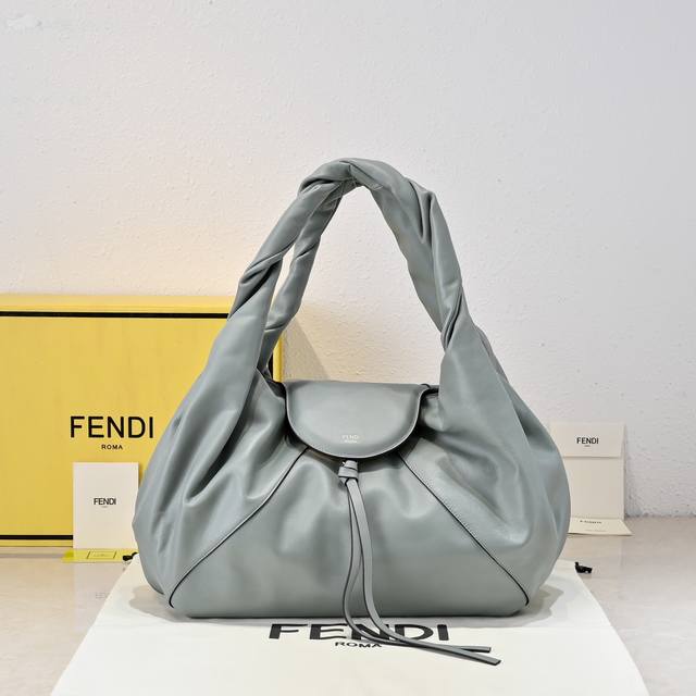 大号己出货 现货实拍型号002Fend! Spy大号手袋的设计别具一格,是对在2005春夏时装秀上亮相的著名Fendi It手袋的现代全新诠释。手袋的命名灵感源 大号己出货 现货实拍型号002Fend! Spy大号手袋的设计别具一格,是对在2005春夏时装秀上亮相的著名Fendi It手袋的现代全新诠释。手袋的命名灵感源