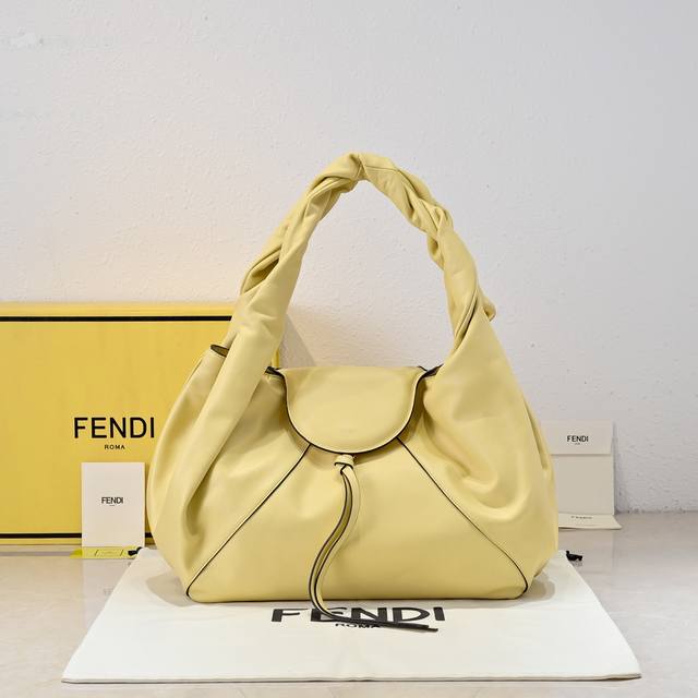 大号己出货 现货实拍型号002Fend! Spy大号手袋的设计别具一格,是对在2005春夏时装秀上亮相的著名Fendi It手袋的现代全新诠释。手袋的命名灵感源 大号己出货 现货实拍型号002Fend! Spy大号手袋的设计别具一格,是对在2005春夏时装秀上亮相的著名Fendi It手袋的现代全新诠释。手袋的命名灵感源