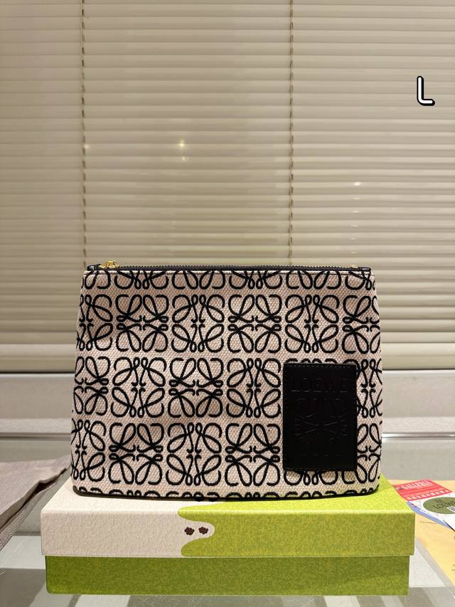 配礼盒 Loewe 罗意威 手包 520限定手袋 甜而不腻的日常搭配 颜值质感被拿捏住了 凹造型必备 尺寸：27.19Cm