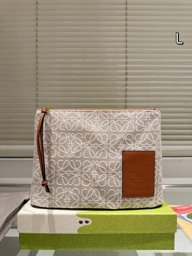 配礼盒 Loewe 罗意威 手包 520限定手袋 甜而不腻的日常搭配 颜值质感被拿捏住了 凹造型必备 尺寸：27.19Cm