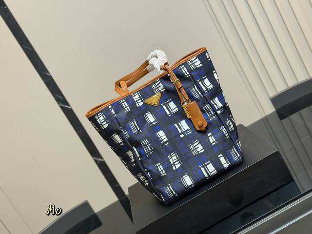 配折叠盒 普拉达Prada托特包 精致美丽 高级优雅 很好驾驭,不挑衣服,不挑季节 一年四季都可,可盐可甜 高个子小姐姐背,气质御姐范 小个子的小姐姐背,甜甜女 配折叠盒 普拉达Prada托特包 精致美丽 高级优雅 很好驾驭,不挑衣服,不挑季节 一年四季都可,可盐可甜 高个子小姐姐背,气质御姐范 小个子的小姐姐背,甜甜女