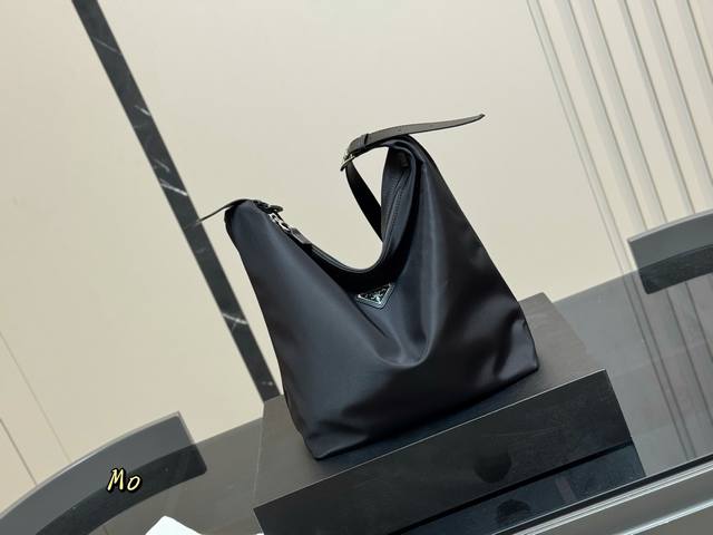 配礼盒 Size:29.31Cm 普拉达 经典购物袋! 够大够方便! 作为Prada购物袋入门级手袋,它的的确确是一直实用且耐用的款, 轻便舒适又实用! 配礼盒 Size:29.31Cm 普拉达 经典购物袋! 够大够方便! 作为Prada购物袋入门级手袋,它的的确确是一直实用且耐用的款, 轻便舒适又实用!