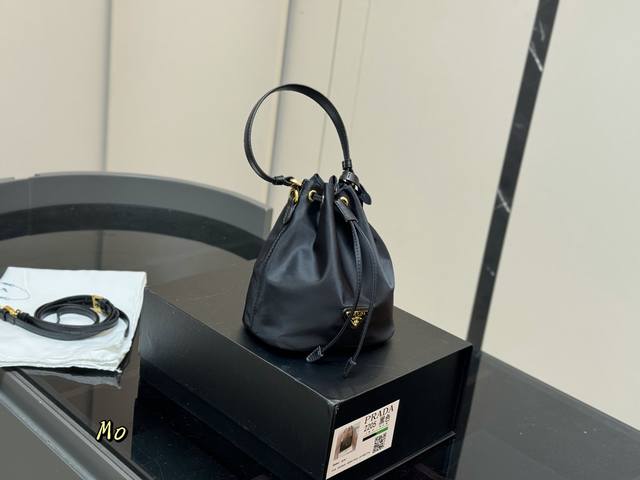 配折叠盒 Size:17.17Cm 普拉达25Ss 新款水桶包 圆圆小可爱,配长肩带! 非常小巧时 实用又好看!!! 配折叠盒 Size:17.17Cm 普拉达25Ss 新款水桶包 圆圆小可爱,配长肩带! 非常小巧时 实用又好看!!!