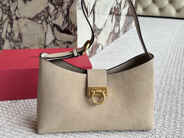 配盒 菲拉格慕#Ferragamo 这款 Trifolio系列 经典单肩包和而为一，格调时髦，迷人魅力引人瞩目 包型精巧紧凑，衬里内层有两个卡槽，功能实用。可调