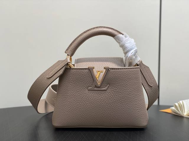 原单精品 M56071浅咖 全皮Cap那英款 Capucines 迷你手袋 此款 Capucines 迷你手袋由 Taurillon 皮革制成，顶部饰有 Mon