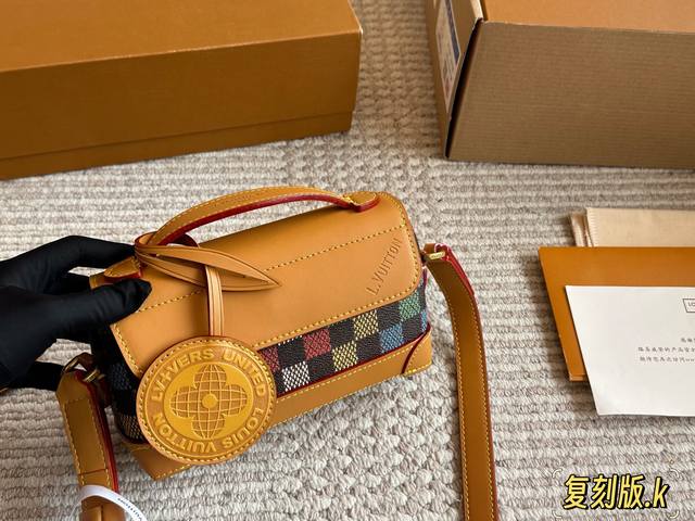 配盒 Size：18*13Cm L家 Steamer 百搭黑色入手了个男包 性价比真的很高 送男朋友的小姐姐们可以安排了 搜索 Lv