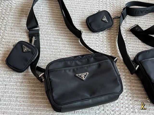 配盒 Size:23 15Cm Prad 新款相机包 超级喜欢它简单有质感的设计 很能装而且方便 哈哈真香 材料:进口尼龙布料 耐磨耐用又 配盒 Size:23 15Cm Prad 新款相机包 超级喜欢它简单有质感的设计 很能装而且方便 哈哈真香 材料:进口尼龙布料 耐磨耐用又