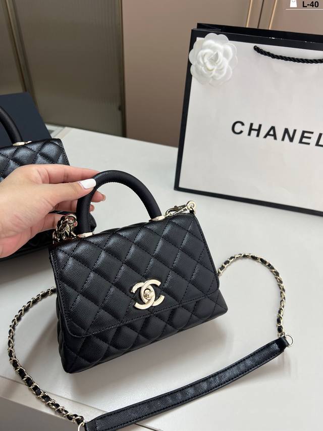 小 Chanel香奈儿 Kelly凯莉小废包 超火爆时尚单让你无论是夏天还是冬天都能背上它出门 随便凹造型都是美美哒的街拍 L-40尺寸19×12 23×13折