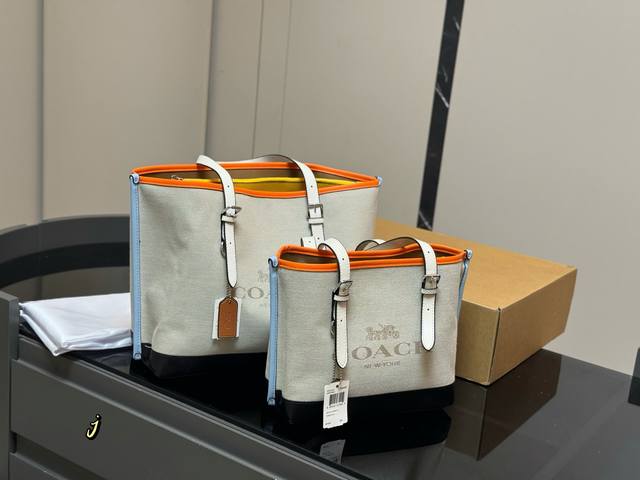 配盒 Size：33Cm 25Cm 蔻驰 新款神仙托特 Mollie Tote25 真的超喜欢这个设计 尺寸小巧 又有隔层 购物袋 预测必须火 搜索：Coach