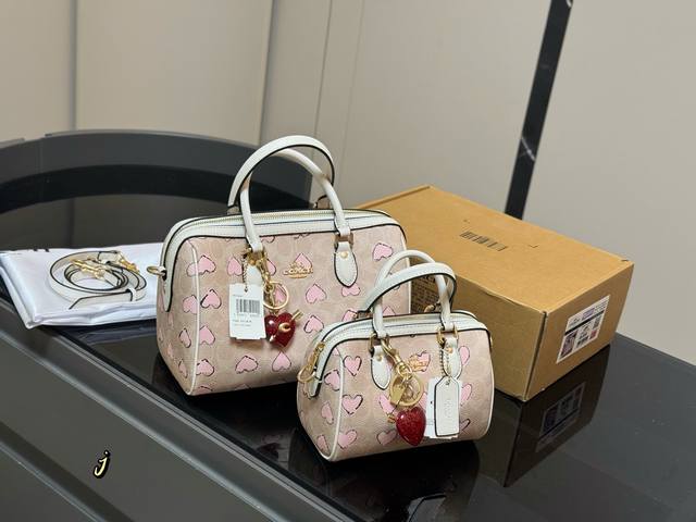 配盒 Size：25Cm 17Cm 蔻驰 波士顿枕头包 一款适合大小老少的包包 轻奢入门级的经典款！ 性价比超高