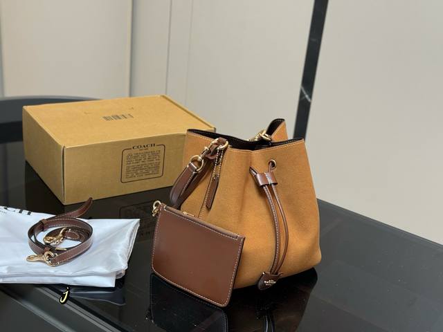 配飞机盒 Coach｜新款｜ 蔻驰Rowan水桶包神了一定会火 这个我断言！ 六月的爆款！！！这不卖断货还等什么？ 尺寸:24.23Cm