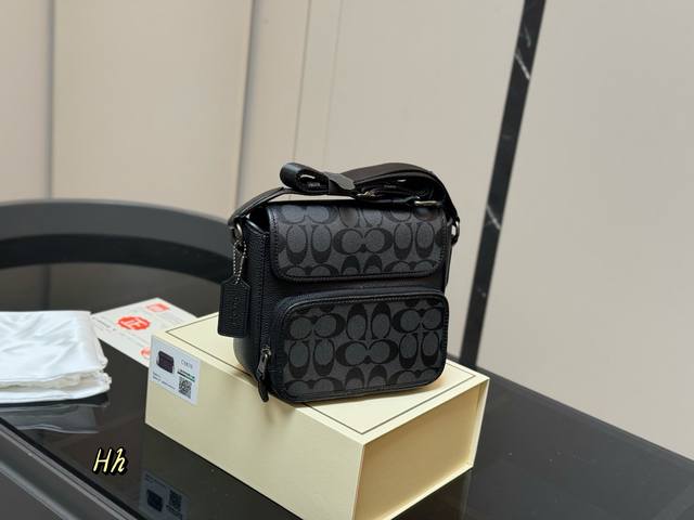 配盒 Size：20.19Cm 蔻驰男士邮差包 台湾进口牛皮 超高清五金Logo标志、 专用里内里 直男必备款。 这个必须种草！！