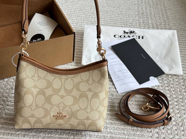 蔻驰Coach 想不到迷你号的流浪包这么可爱 迷你号的流浪包也太可爱。啦 小小的包身还是能容纳手机 肩带还是能腋下使用回 奶茶色绝对的百搭 真的拒绝不了的可爱