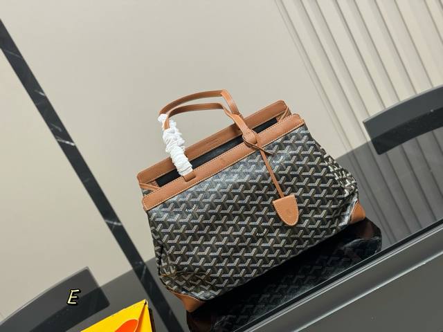 戈雅打工人的完美通勤包就是它！ Goyard Bellechasse简直不要太好用！！ 容量大 自重超级无敌轻 包型挺拔不容易塌完美装下14寸的电脑 耐造同时也