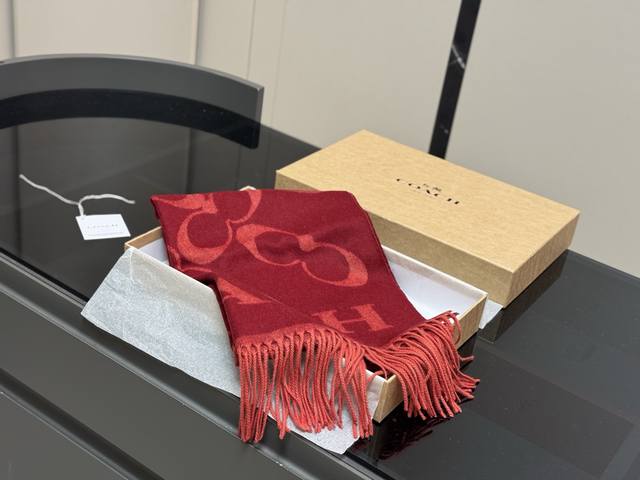 羊绒围巾 配盒 蔻驰性价比很高的羊毛围巾 酒红色Logo好温柔呀 整体的宽度和长度上身也很好看属于保暖又百搭单品