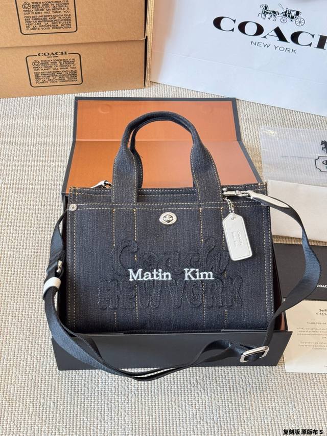 复刻版 原版布 Coach 蔻驰 Cargo Tote 单宁牛仔托特包 千呼万唤的牛仔系列终于来噜~ 对牛仔真的毫无抵抗力 自己搭配小挂件会更Q 尺寸:26 1 复刻版 原版布 Coach 蔻驰 Cargo Tote 单宁牛仔托特包 千呼万唤的牛仔系列终于来噜~ 对牛仔真的毫无抵抗力 自己搭配小挂件会更Q 尺寸:26 1