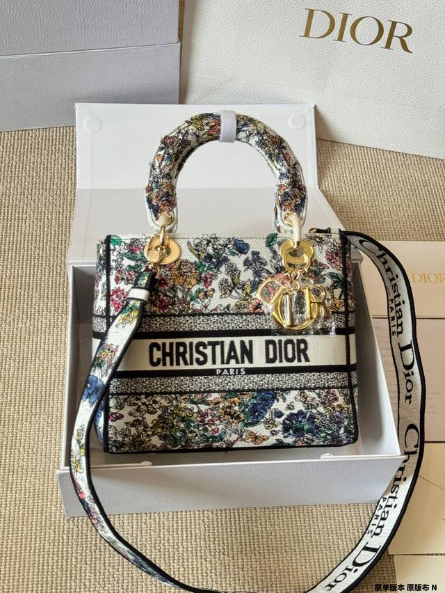 复刻版 原版布 Dior迪奥|Lady D-Lite刺绣包 刺绣戴妃配斜挎带 D家最具有代表性的包包,拥有众多的粉丝~D家 Lady D-Lite~诞生于20世 复刻版 原版布 Dior迪奥|Lady D-Lite刺绣包 刺绣戴妃配斜挎带 D家最具有代表性的包包,拥有众多的粉丝~D家 Lady D-Lite~诞生于20世