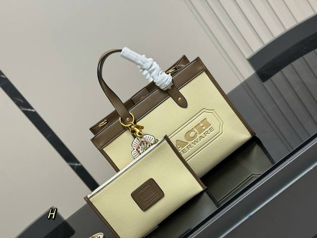 Size：30*22Cm 这个托特简直就是我的理想型了 蔻驰 Dempsey Tote 颜值超高担当 颜色超可爱超级甜 搜索Coach Tote