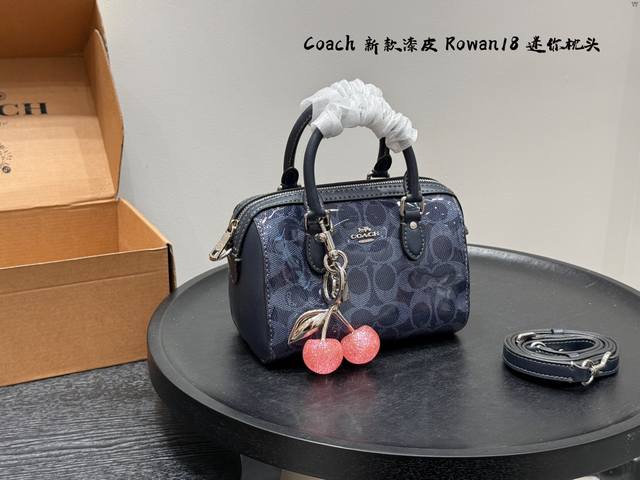 带礼盒 新款漆皮老花！带挂件 Size：18×12Cm Coach蔻驰 Rowan 18波士顿枕头包手提包 迷你 Mini Rowan Crossbody 经典