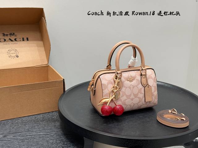 带礼盒 新款漆皮老花！带挂件 Size：18×12Cm Coach蔻驰 Rowan 18波士顿枕头包手提包 迷你 Mini Rowan Crossbody 经典