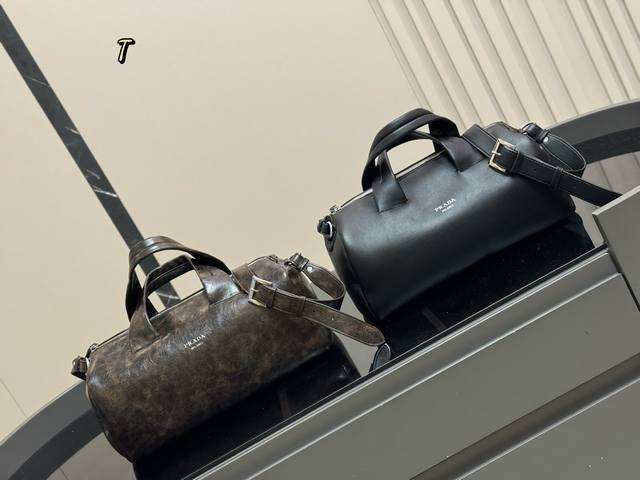 无盒 普拉达2025 秀款新包 这款复古做旧实在是太美惹!很洋气 是小羊皮 包身也很轻 酷酷的一款 手拎斜挎都可 男女都适合背的一款 尺寸:35.16Cm 无盒 普拉达2025 秀款新包 这款复古做旧实在是太美惹!很洋气 是小羊皮 包身也很轻 酷酷的一款 手拎斜挎都可 男女都适合背的一款 尺寸:35.16Cm