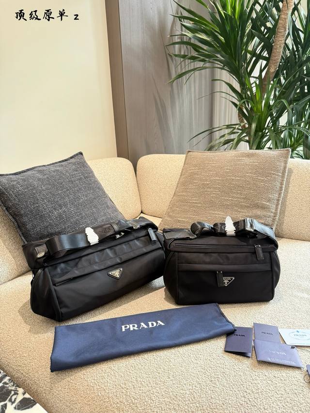 Prada Re- Nylon再生尼龙和Saffiano皮革单肩包斜挎 差包,男女可用 意大利进口降落伞布料配十字纹牛皮, 高级防泼水面料,纯正的拉丝工艺五金 Prada Re- Nylon再生尼龙和Saffiano皮革单肩包斜挎 差包,男女可用 意大利进口降落伞布料配十字纹牛皮, 高级防泼水面料,纯正的拉丝工艺五金