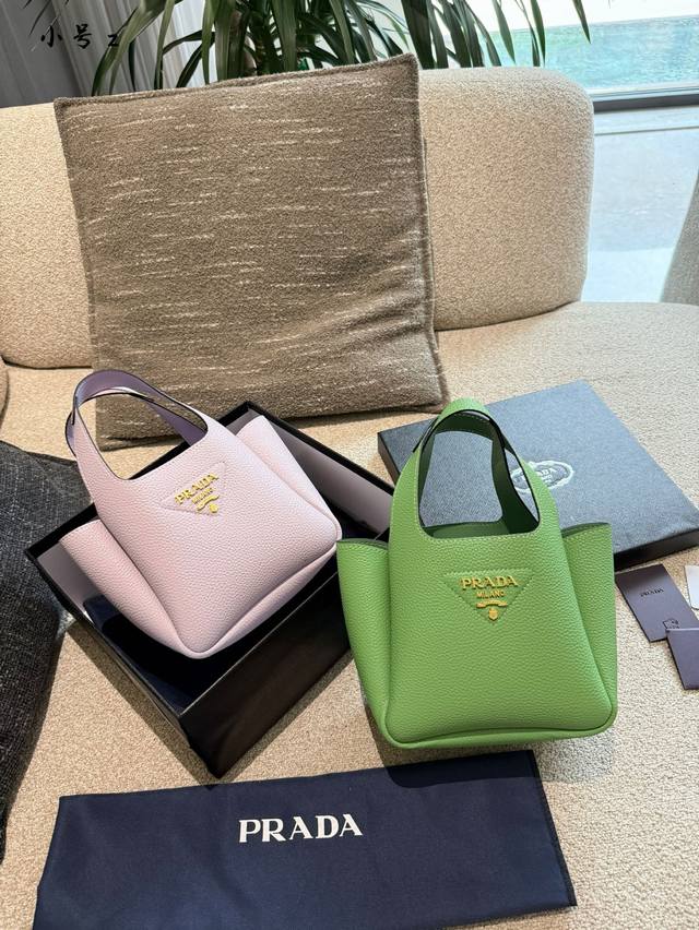 Prada菜篮子 Size:18*15Cm Prada 普拉达菜篮子 专柜 托特包 皮革手提包 牛皮品质 皮革包覆磁扣式主隔层配盒子 Prada菜篮子 Size:18*15Cm Prada 普拉达菜篮子 专柜 托特包 皮革手提包 牛皮品质 皮革包覆磁扣式主隔层配盒子