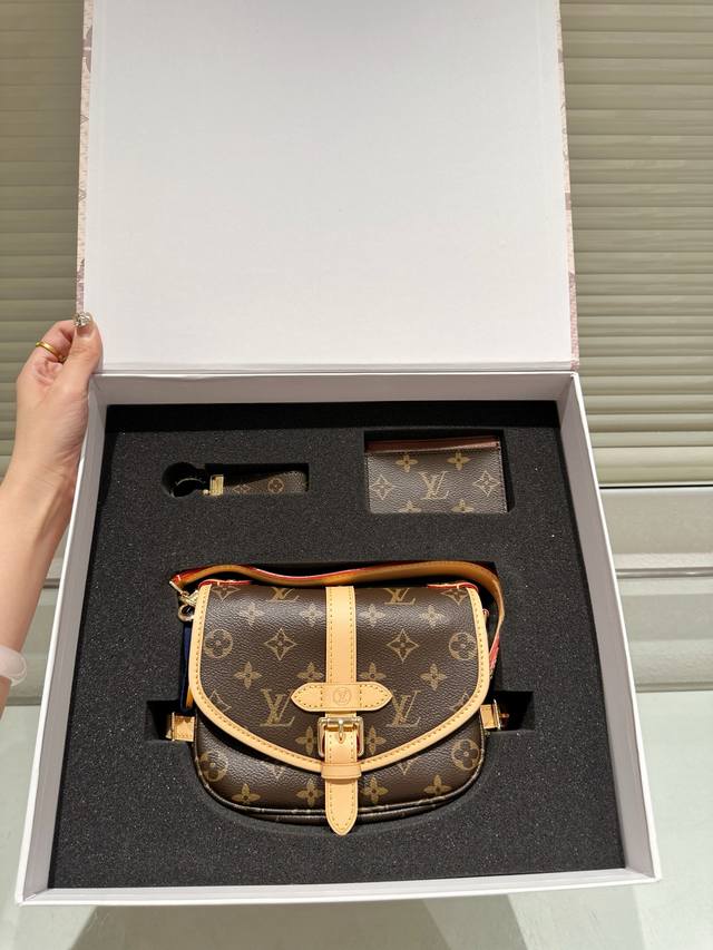套盒 Lv双子星迷你 Lv Saumur Bb Lv马鞍包 媲美邮差包，都是老花，大小差不多，邮差包更有棱角一些。个人感觉这款比邮差包更百搭，更漂亮些，尺寸20