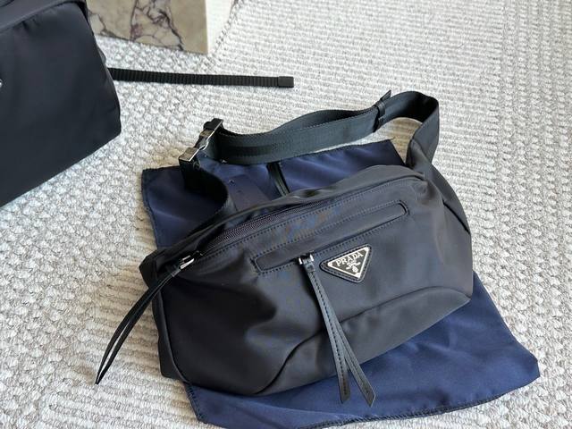 原版布 Size:30*15Cm Prad 腰包 胸包 意外发现 这款腰包真的超好背! 双层拉链设计 容量非常友好 非常不错 轻便好用 解放双手 原版布 Size:30*15Cm Prad 腰包 胸包 意外发现 这款腰包真的超好背! 双层拉链设计 容量非常友好 非常不错 轻便好用 解放双手