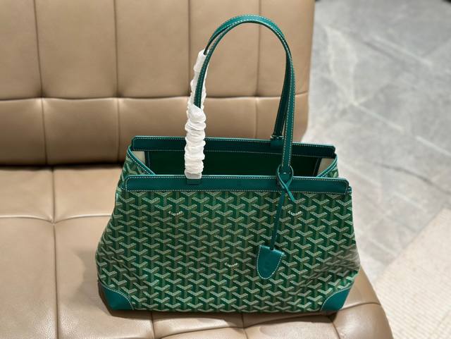 戈雅购物袋 Goyard Bellechasse Biaud通勤包白领金领必备款哦 通勤包，有型又轻便 内部底部附有底板，有支撑力, 并且是唯一-- 款自带包夹