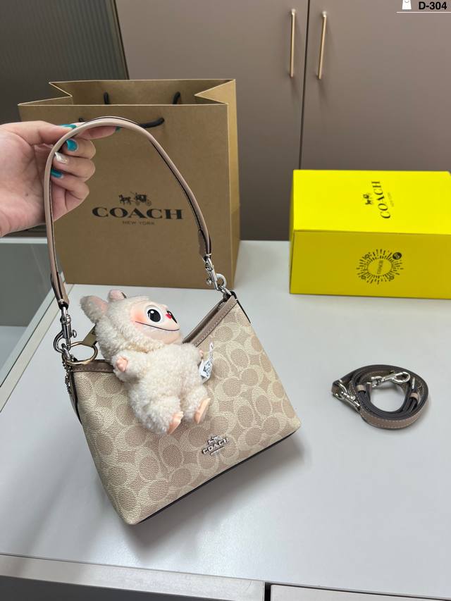 挂件颜色随机 蔻驰Coach流浪包 满满的设计感 超级高级的时尚单品 D-304尺寸20×14飞机盒