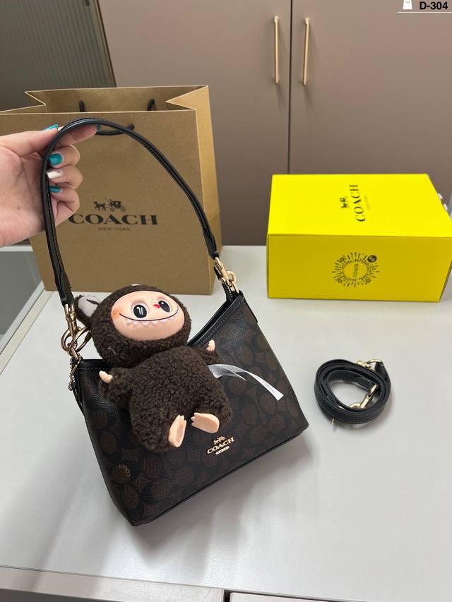 挂件颜色随机 蔻驰Coach流浪包 满满的设计感 超级高级的时尚单品 D-304尺寸20×14飞机盒