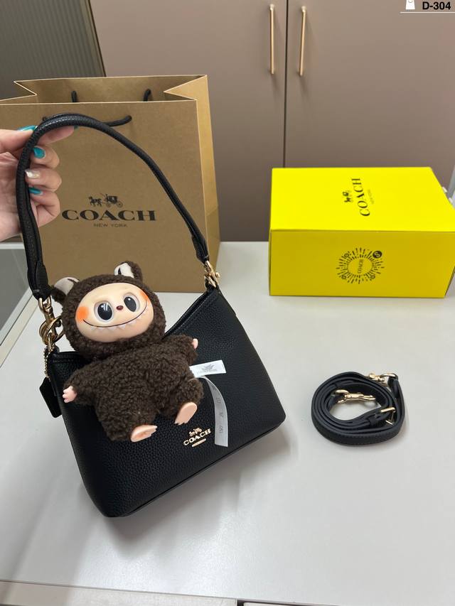 挂件颜色随机 蔻驰Coach流浪包 满满的设计感 超级高级的时尚单品 D-304尺寸20×14飞机盒