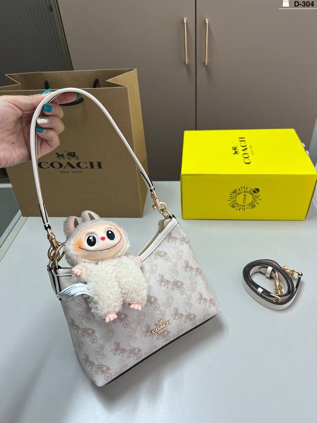 挂件颜色随机 蔻驰Coach流浪包 满满的设计感 超级高级的时尚单品 D-304尺寸20×14飞机盒