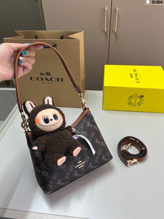 挂件颜色随机 蔻驰Coach流浪包 满满的设计感 超级高级的时尚单品 D-304尺寸20×14飞机盒