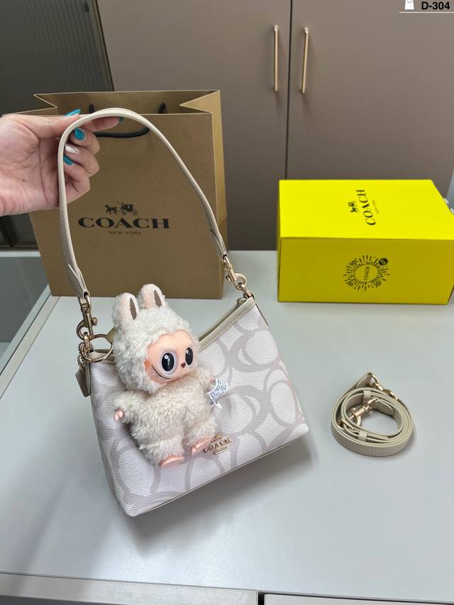 挂件颜色随机 蔻驰Coach流浪包 满满的设计感 超级高级的时尚单品 D-304尺寸20×14飞机盒