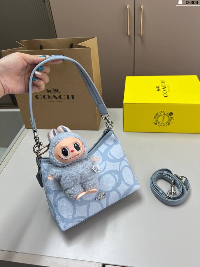 挂件颜色随机 蔻驰Coach流浪包 满满的设计感 超级高级的时尚单品 D-304尺寸20×14飞机盒