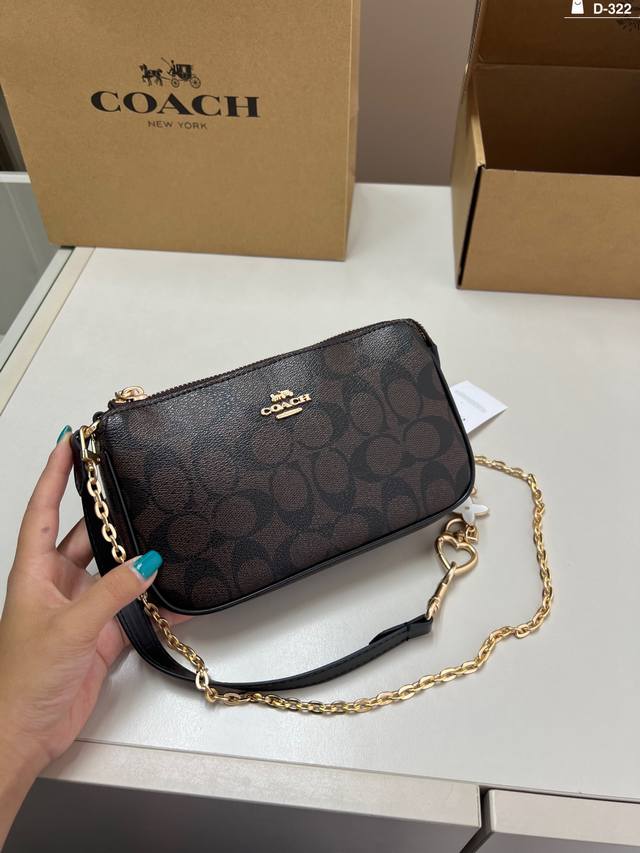 配挂件 蔻驰Coach 腋下麻将包 配长肩带 单肩斜挎皆可 颜色搭配很有复古的感觉 D-322尺寸20×12飞机盒