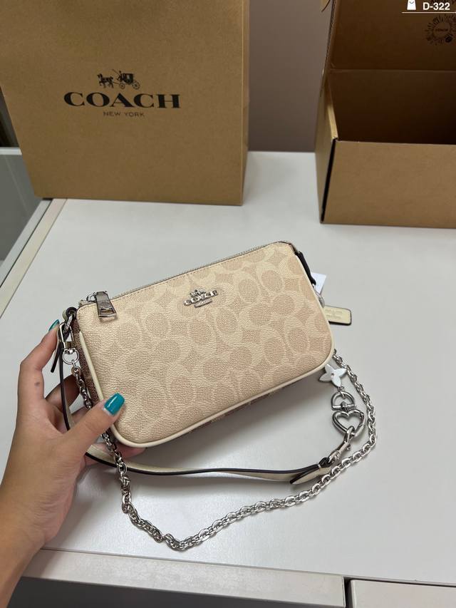 配挂件 蔻驰Coach 腋下麻将包 配长肩带 单肩斜挎皆可 颜色搭配很有复古的感觉 D-322尺寸20×12飞机盒