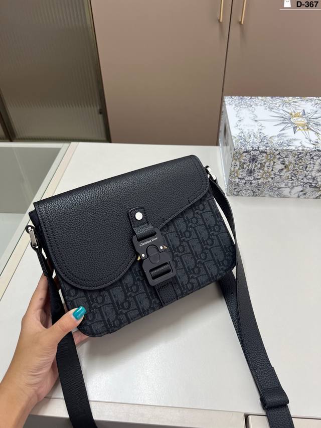 Dior 迪奥｜Saddle 邮差包 无性别穿搭 Dior迪奥马鞍包背起来！非常经典中性款，男女皆可背。上身满满的街头潮酷氛围感~D-367尺寸23×17折叠盒