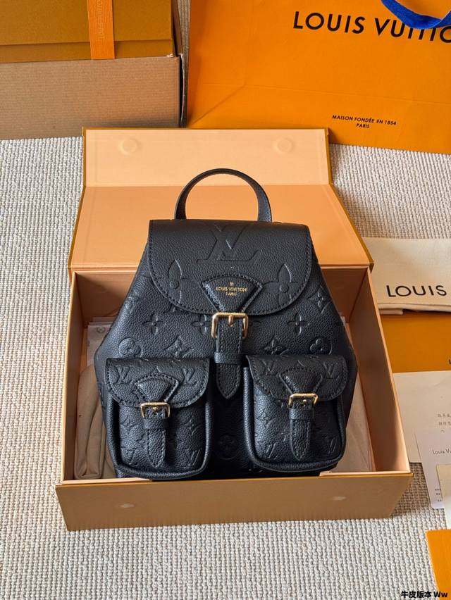 牛皮版本 Lv 路易威登｜Backup 黑色青蛙包 Lv｜新款黑金色的双肩包好酷 黑金色超级的耐看啊又有气质又甜酷 而且不用担心脏了噢 超级耐用～ 字母压花皮革