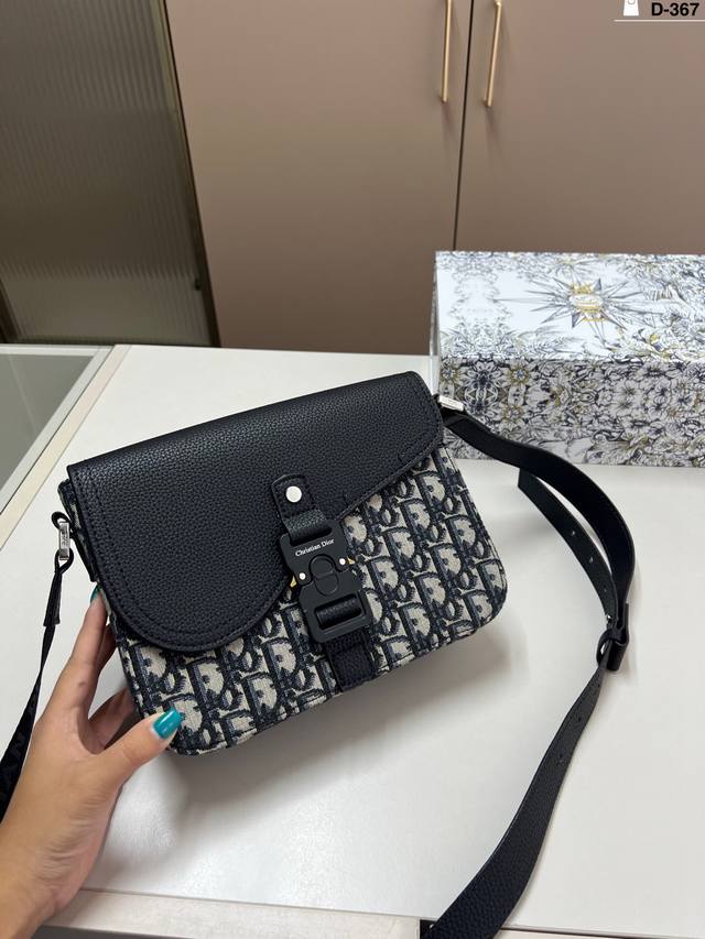 Dior 迪奥｜Saddle 邮差包 无性别穿搭 Dior迪奥马鞍包背起来！非常经典中性款，男女皆可背。上身满满的街头潮酷氛围感~D-367尺寸23×17折叠盒