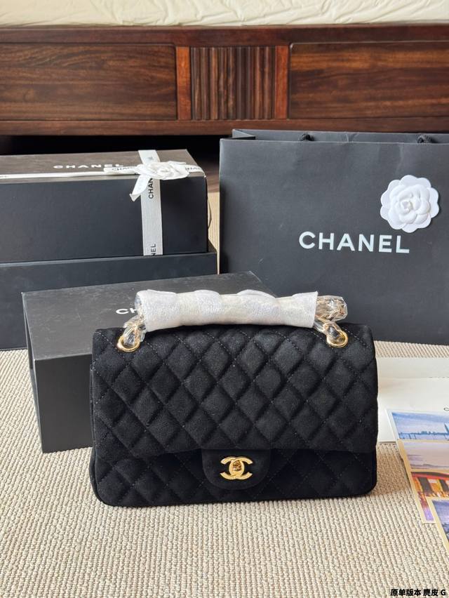 原单版本 麂皮 Chanel｜麂皮 Cf 新款金属手柄 Cf Mini 真香，金属双C Logo 经典万年③ 金这季手柄跟以往也不一样了，金属装饰是加分项， 更