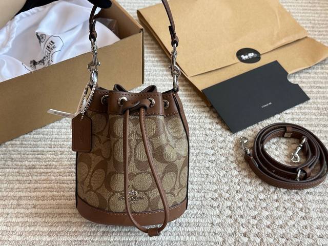 配盒 Size：16*16Cm C家 Mini小水桶包超可爱！ Dempesy颜色终于到全啦！ 可可爱爱的小水桶！ 也太精致可爱了吧 搜索 Coach 蔻驰 水