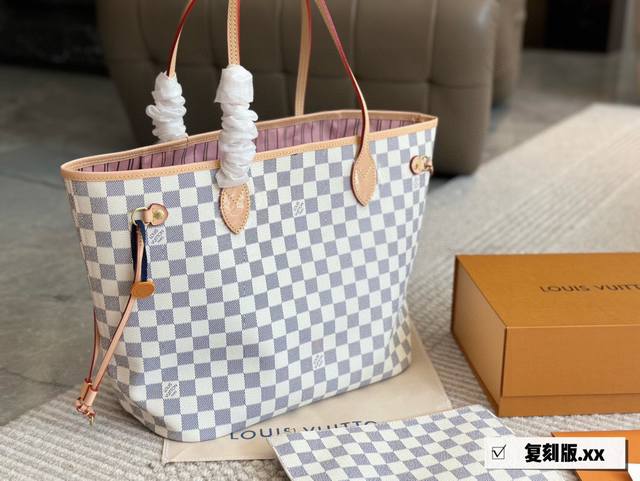 Lv Neverfull购物袋 N41605Lv 家的经典王牌，超大容量的设计作为妈咪包和Ol通勤都是妥妥 滴,出镜率 最高的包款。条纹内衬完全不单调沉闷，设计