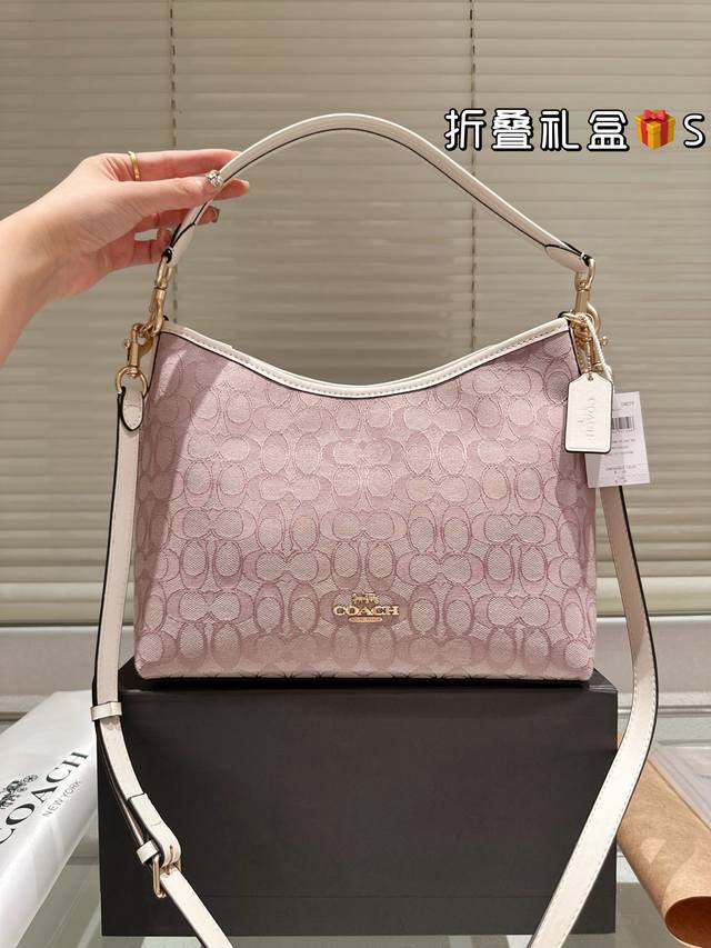 Coach 谁懂新款Laurel流浪包的美 丹宁配色真的经典百搭 提前把早春搭配预定了 姐妹们，你们喜欢这个流浪包的新配色不30Cm折叠盒