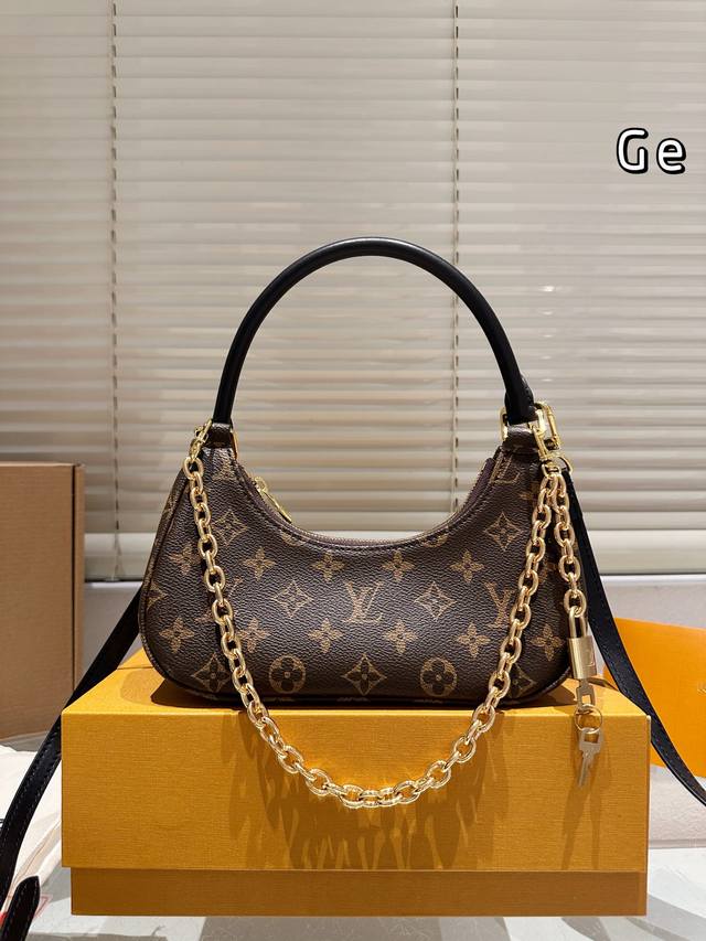 牛皮版本 Lv 路易威登｜Catchy 小号 Catchy 小号手袋为帆布勾勒牛皮革饰边，以经典 Monogram 图案致敬品牌传统，成就又一灵巧之选。利落构型