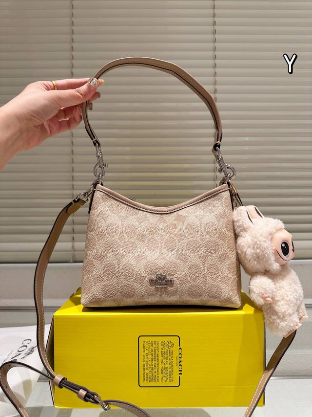 牛皮版本 配挂件 Coach ｜Laurel 流浪包 蔻驰经典的月亮包，比腋下包容量要大一点 尺寸 19 14Cm